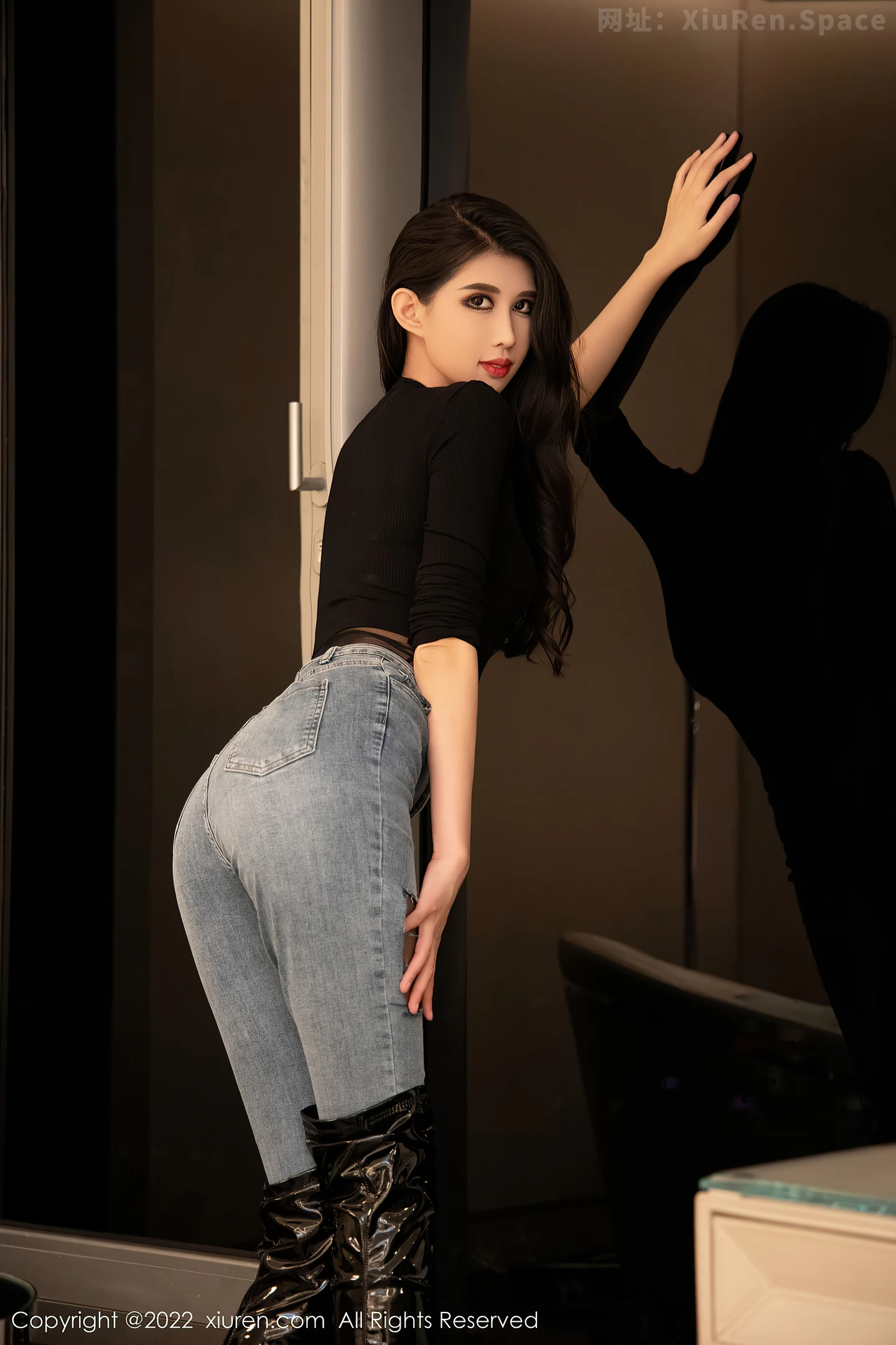 图片[3]-[XiuRen秀人网]VOL.5076 模特葛征西双版纳旅拍黑色服饰配牛仔裤半脱露性感内衣诱惑写真53P-秀人网官方网站